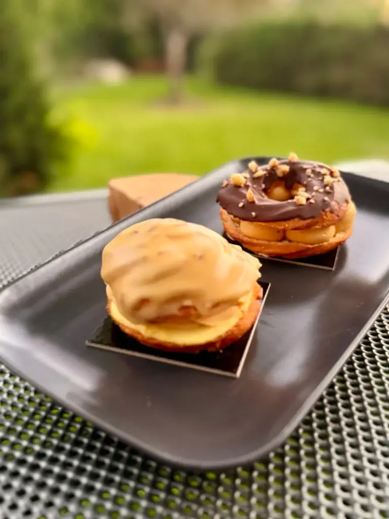 Větrník with caramel glaze and věneček with chocolate